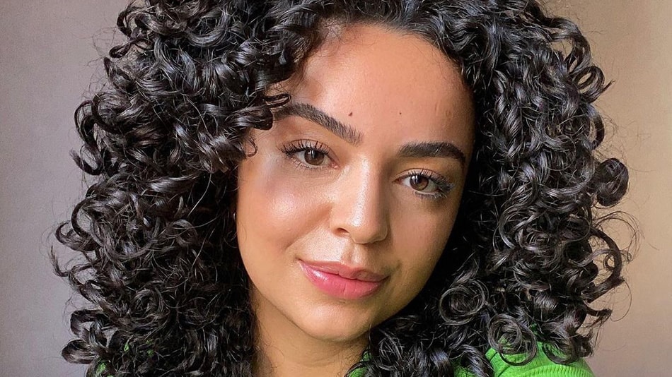 Dicas de hidratação caseira para cabelos cacheados: produtos, técnicas e receitas.