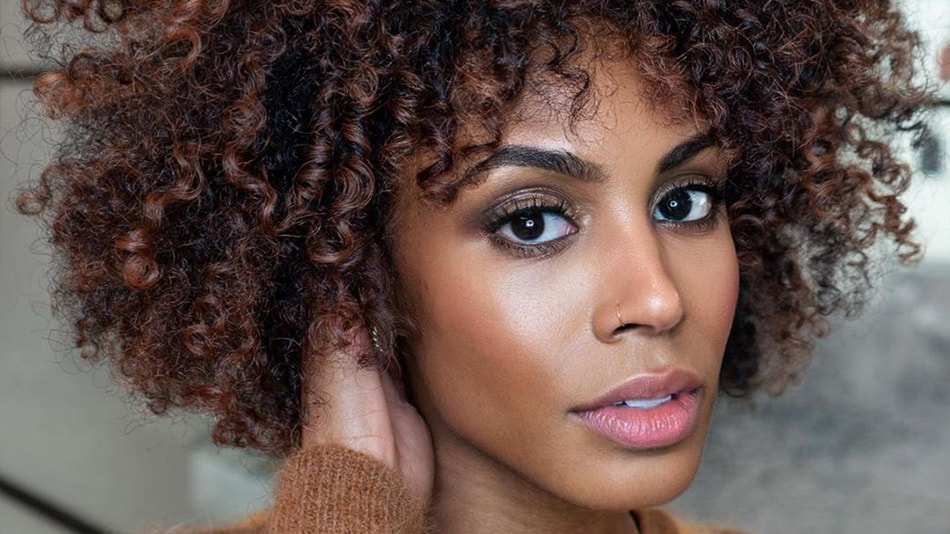 Hidratação profunda para cabelos secos: máscara capilar nutritiva para fios macios e brilhantes.