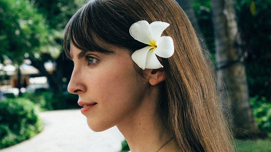 Aplicando babosa no cabelo para potencializar a hidratação noturna.