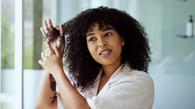 Mulher com cabelo cacheado definido