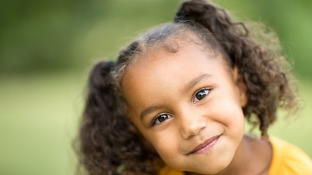 Penteado em criança de cabelos cacheados