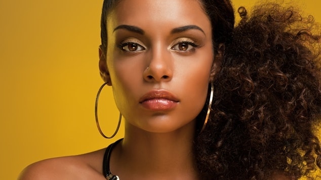 modelo de penteado para cabelos cacheados curtos