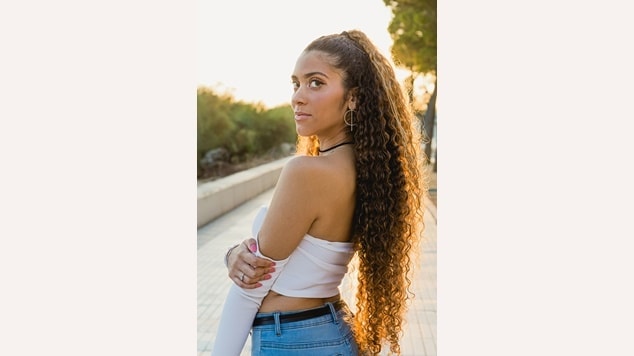 modelo de penteado para cabelos cacheados longos