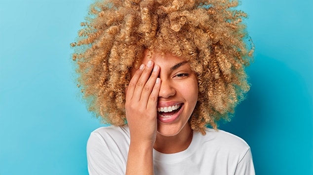 Veja como pintar o cabelo de loiro dourado