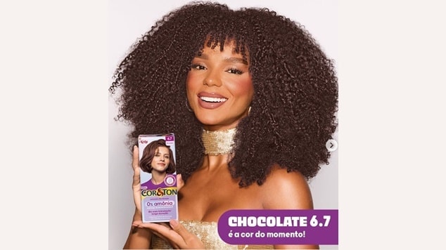 Mulher com cabelo castanho chocolate brilhante e saudável.
