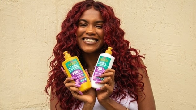 Mulher com cabelo vermelho borgonha intenso e cheio de estilo: dicas e cuidados.