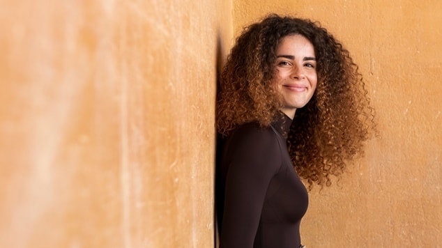 Mulher com cabelo morena iluminada mel dourado