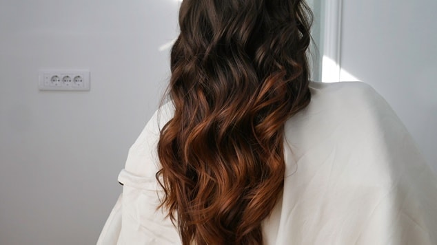 cabelos castanhos com tons de morena iluminada mel