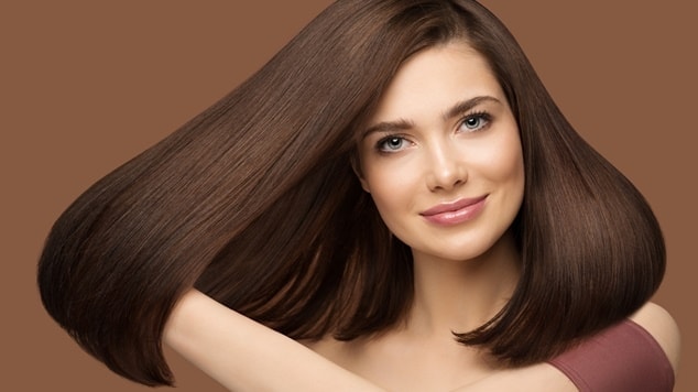 mulher com cabelo chanel longo