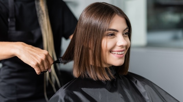 mulher fazendo corte de cabelo chanel