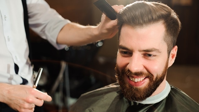 Homem fazendo corte de cabelo masculino pompadour