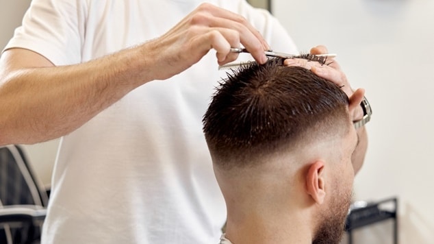 Homem fazendo corte de cabelo masculino high fade