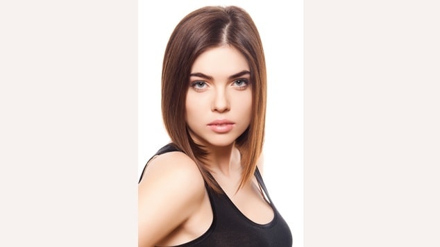 mulher com corte de cabelo long bob curto