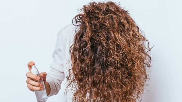 Aplicação de acidificante capilar em cabelos cacheados para definição e hidratação