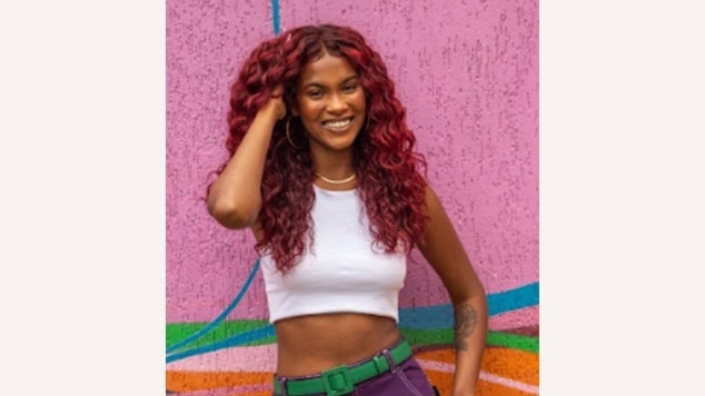 modelo com cor de cabelo marsala com mão na cintura