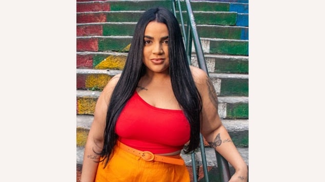 modelo com cabelo preto