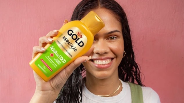 modelo segurando os produtos niely