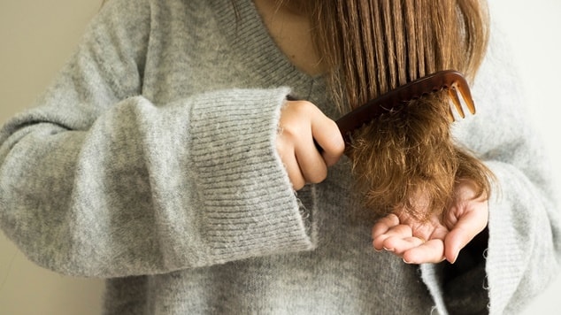 Pessoa com cabelo com corte químico