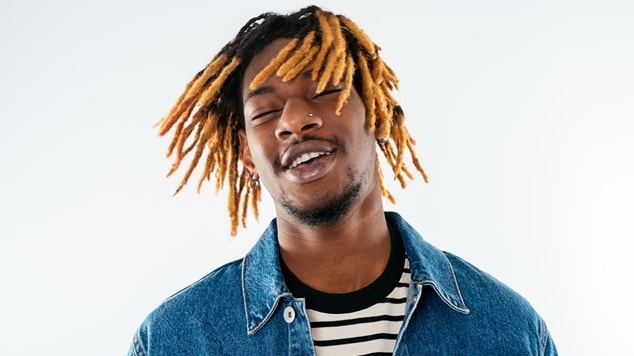 Homem mantém a cor de seus locs vibrante