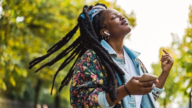 Mulher negra com dreadlocks ou locs bem cuidados no dia a dia
