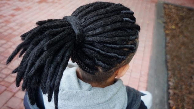 homem com locs, dreadlocks ou dreads no cabelo