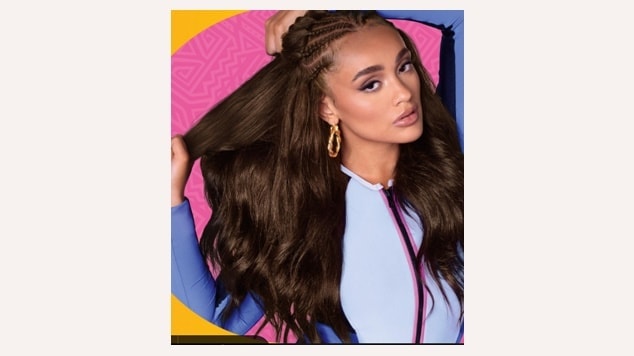 Mulher jovem com cabelos longos e castanhos