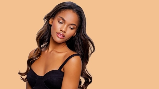 moça com cabelos longos olhando pro lado