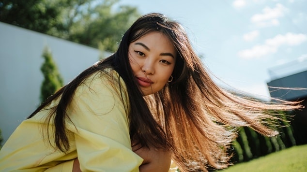 moça com cabelos longos voando