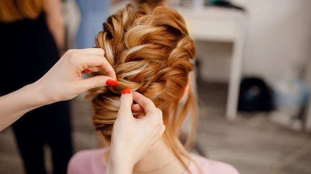 Penteados sofisticados para madrinhas de casamento: coque, tranças e semi-presos.