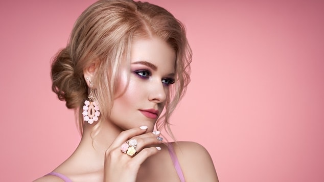 Penteado de formatura coque baixo elegante.