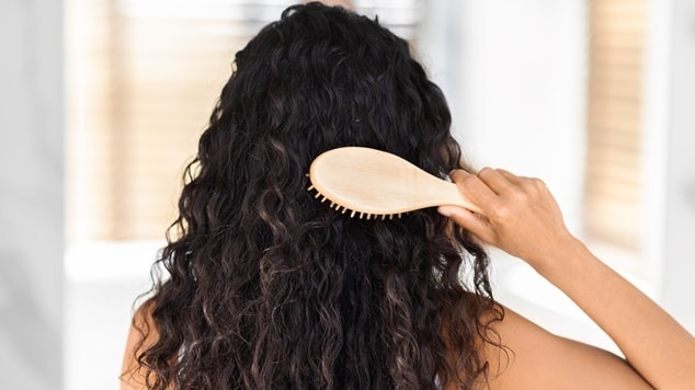 Mulher cuida de seu cabelão em sua rotina diária