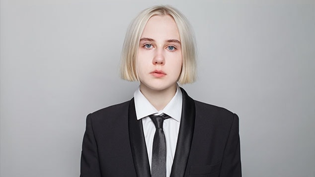 mulher de cabelo loiro curto reto posando a foto