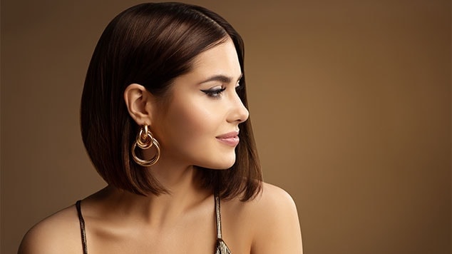 mulher de cabelo curto castanho com frente alongada