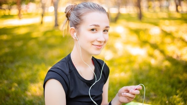 garota loira com coque em altura baixa ou média