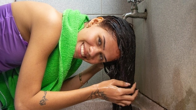 Saiba como usar o shampoo de babosa