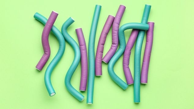 Acessório para cachear o cabelo chamado bigudinho.