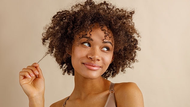Jovem mulher com cabelo cacheado definido e sem frizz