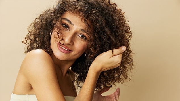Mulher morena com cachos definidos e sem frizz