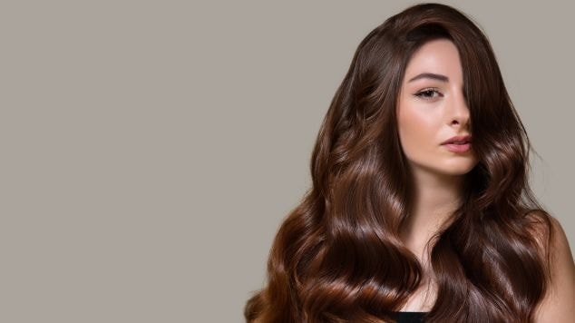 Mulher com cabelo castanho escuro chocolate.