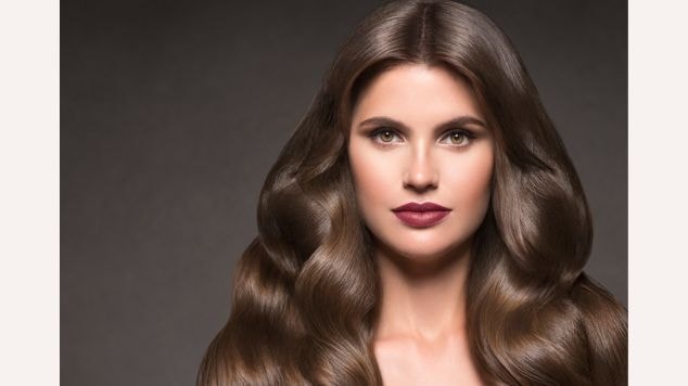 Mulher com batom vinho e castanho natural cabelo.