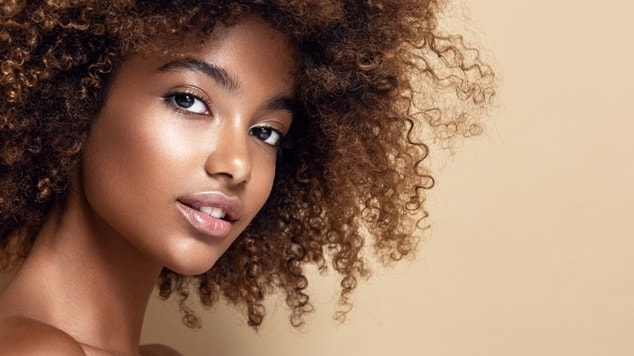 Cor de cabelo castanho claro dourado para morenas