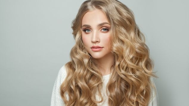 Mulher com cabelo loiro claro dourado.