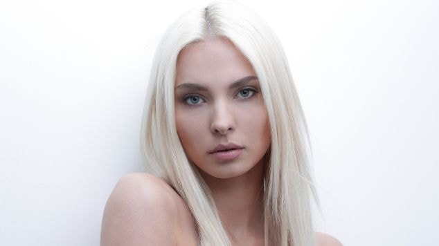 Mulher com cabelo loiro claríssimo.