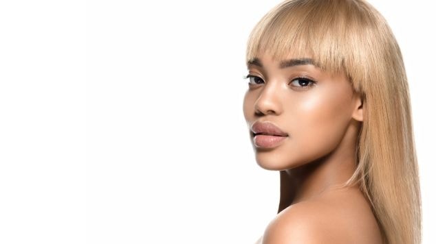 Mulher negra com cabelo loiro perolado claro.