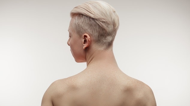 Homem branco com cabelo nevou em fundo branco.