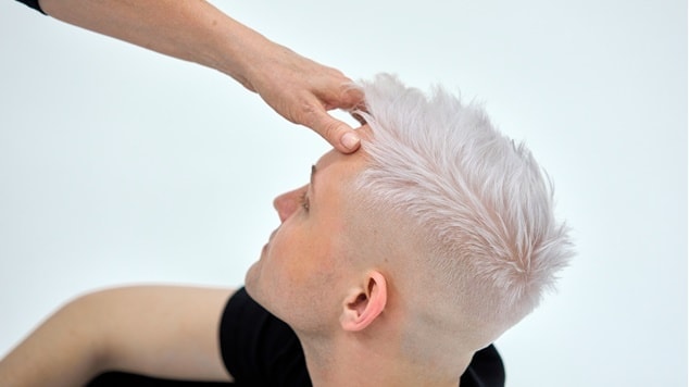 Homem branco com cabelo descolorido no tom nevou