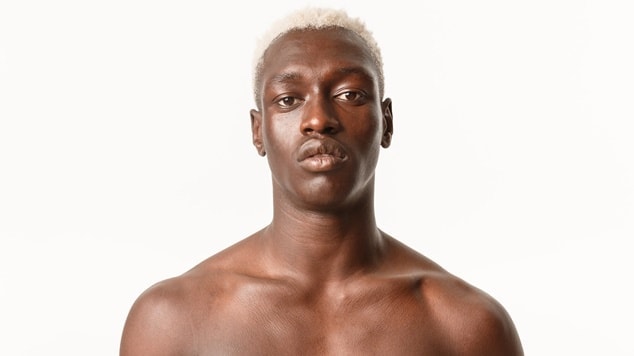 Homem negro com cabelo crespo em tom nevou.