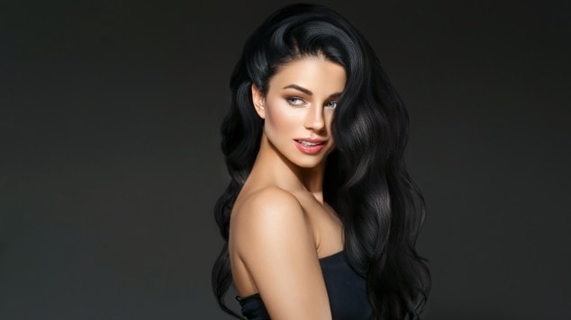 Mulher caucasiana com o cabelo saudável e brilhante de cor preto ônix