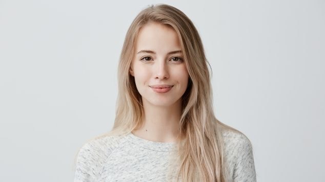 Mulher com cabelo loiro frio.