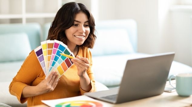 Mulher fazendo teste de coloração pessoal online.